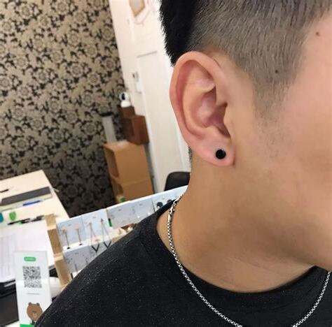 耳洞 男生